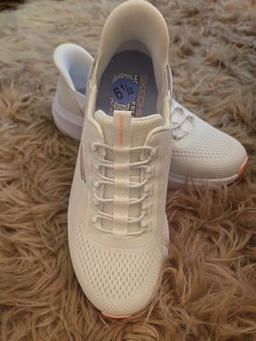 NWOT Skechers Women's White Athletic Slip-On Sneakers W/ Peach Accents SIZE 6.5